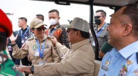 Prabowo Kagum terhadap Esther, Perempuan Pertama di Asia yang Jadi Test Pilot. (Dok. Tim Media Prabowo)
