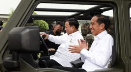 Menteri Pertahanan Prabowo Subianto mendampingi Presiden RI Joko Widodo. (Dok. Kemhan.go.id)
