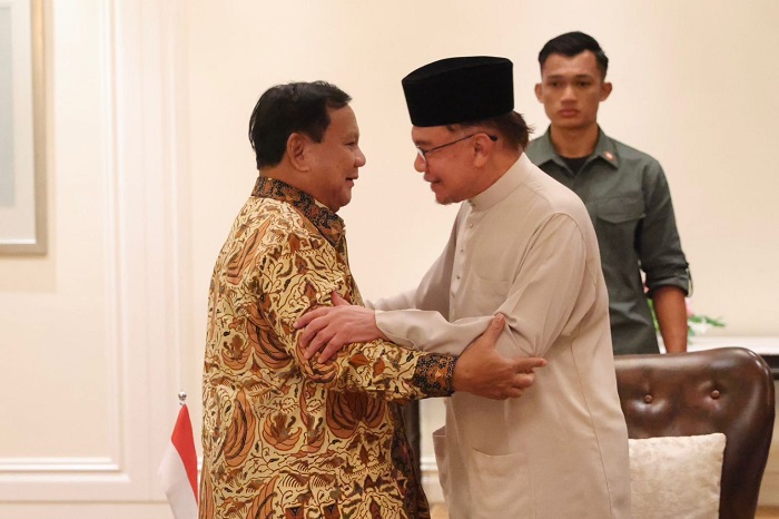 Menteri Pertahanan RI Prabowo Subianto  bersama Perdana Menteri Malaysia Anwar Ibrahim. (Dok. Kemhan.go.id) 