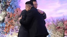 Prabowo Subianto memeluk erat pengacara kondang Otto Hasibuan. (Foto Dok. Tim Media Prabowo)