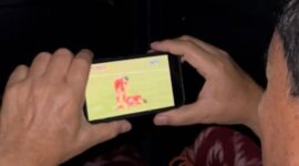 Prabowo Subianto menonton pertandingan Sea Games di mana timnas sepak bola U-22 Indonesia lewar layar genggam. (Foto Instagram.com/@prabowo)