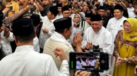 Gus Kikin mengalungkan sorban putih ke leher Prabowo Subianto sebagai ungkapan selamat datang. (Foto Dok. Tim Media Prabowo)