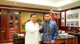 Meteri Pertahanan, Prabowo Subianto bersama Petarung MMA Indonesia, Jeka Saragih. (Dok. Tim Media Prabowo Subianto)
