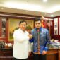 Meteri Pertahanan, Prabowo Subianto bersama Petarung MMA Indonesia, Jeka Saragih. (Dok. Tim Media Prabowo Subianto)
