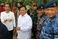 Menhan Prabowo Subianto mendampingi Presiden Jokowi dalam kegiatan Puncak Penanaman Mangrove Nasional. (Dok. Tim Media Prabowo)