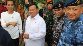 Menhan Prabowo Subianto mendampingi Presiden Jokowi dalam kegiatan Puncak Penanaman Mangrove Nasional. (Dok. Tim Media Prabowo)