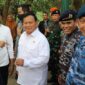 Menhan Prabowo Subianto mendampingi Presiden Jokowi dalam kegiatan Puncak Penanaman Mangrove Nasional. (Dok. Tim Media Prabowo)