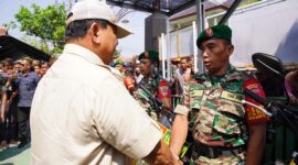 Menteri Pertahanan Prabowo Subianto kembali membagikan motor untuk Bintara Pembina Desa (Babinsa). (Foto Dok. Tim Media Prabowo)
