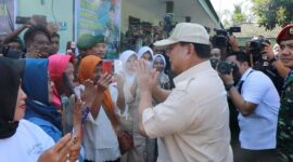 Emak-emak antusias menyambut kedatangan Menteri Pertahanan RI, Prabowo Subianto. (Dok. Tim Media Prabowo)