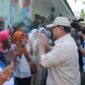 Emak-emak antusias menyambut kedatangan Menteri Pertahanan RI, Prabowo Subianto. (Dok. Tim Media Prabowo)