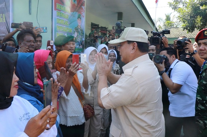Emak-emak antusias menyambut kedatangan Menteri Pertahanan RI, Prabowo Subianto. (Dok. Tim Media Prabowo)  