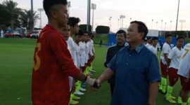 Prabowo datang di tengah-tengah lapangan Aspire Academy untuk menyapa satu persatu tim sepak bola U-17 Persib Bandung. (Dok. Tim Media Prabowo Subainto)