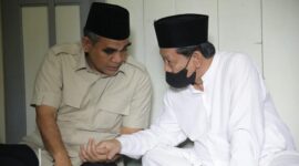 Sekjen Partai Gerindra Ahmad Muzani bersilaturahmi dengan pimpinan pondok pesantren Giri Kusumo, KH Munif Muhammad Zuhri. (Dok. Tim Media Prabowo)