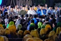 Menteri Pertahanan Prabowo Subianto bersama Wali Kota Solo Gibran Rakabuming Raka di acara Harlah PMII ke-63 di Solo. (Dok. Tim Media Prabowo)