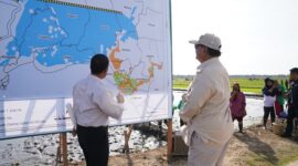 Presiden RI Prabowo Subianto melalukan kunjungan perdanananya ke Merauke melihat langsung proses tanam dan panen padi oleh para petani. (Dok. Tim Media Prabowo)