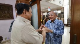 Presiden RI Prabowo Subianto saat mengunjungi mantan Menteri Negara Pengawasan Pembangunan dan Lingkungan Hidup (PPLH) Emil Salim. (Dok. Tim Media Prabowo)