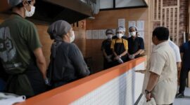 Presiden RI Prabowo Subianto melakukan inspeksi mendadak atau sidak ke dapur umum dan sekolah. (Dok. Tim Media Prabowo)