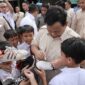 Presiden RI Prabowo Subianto mengecek langsung pelaksanaan program Makan Bergizi Gratis di SDN 1 dan SDN 2 Kedung Jaya 2, Bogor. (Dok. Tim Media Prabowo)