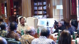 Presiden RI Prabowo Subianto berdiskusi bersama dengan puluhan pimpinan redaksi media massa dan tokoh senior jurnalisme di kediamannya di Padepokan Garuda Yaksa, Hambalang, Bogor. (Dok. Tim Media Prabowo)