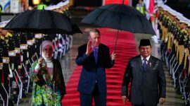 Presiden RI Prabowo Subianto menyambut kedatangan Presiden Turki, Yang Terhormat Recep Tayyip Erdogan di Lanud Halim Perdana Kusuma Jakarta Timur. (Facebook.com @Setkab RI)