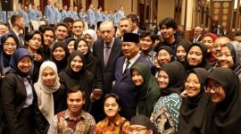 Presiden Prabowo Subianto bersama Presiden Turki Recep Tayyip Erdogan menyapa para pelajar Indonesia di Turki. (Dok. Tim Media Prabowo)