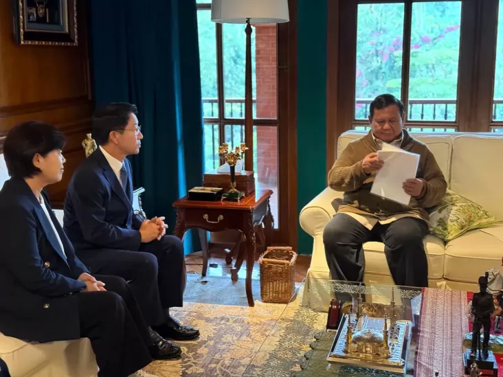 Presiden Prabowo Subianto mendapatkan undangan dari Presiden Korea Selatan Lee Jae-myung untuk melakukan kunjungan kenegaraan ke Seoul. Undangan itu disampaikan langsung Utusan Khusus Presiden Korea Selatan, yang dipimpin oleh Cho Jung-sik. Foto/Kemlu