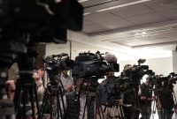 Jurnalis ekonomi menyiapkan liputan acara perusahaan dengan fokus pada data konkret. (Pixabay.com/damianlopjus)