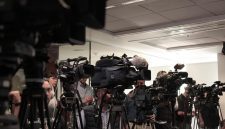 Jurnalis ekonomi menyiapkan liputan acara perusahaan dengan fokus pada data konkret. (Pixabay.com/damianlopjus)